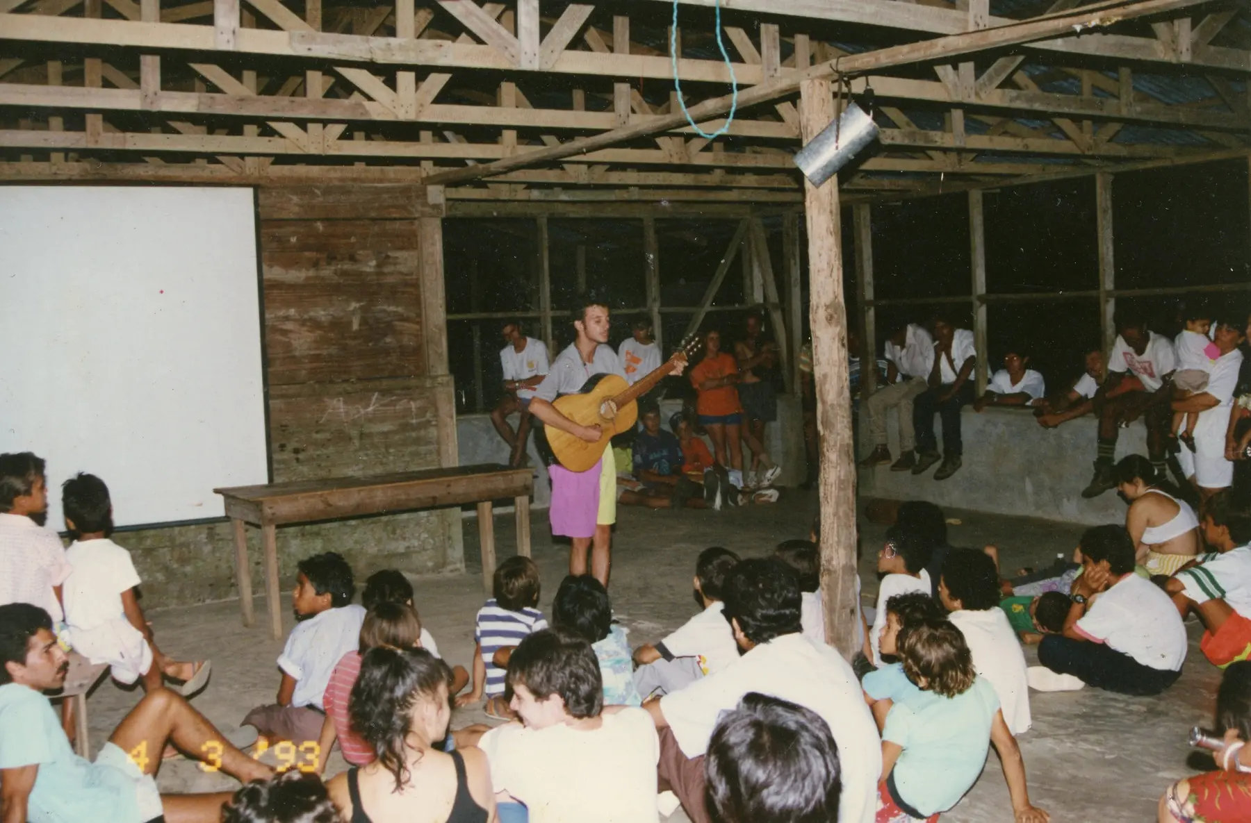 Presentación musical ante la comunidad durante una gira cultural de Amubis a Drake