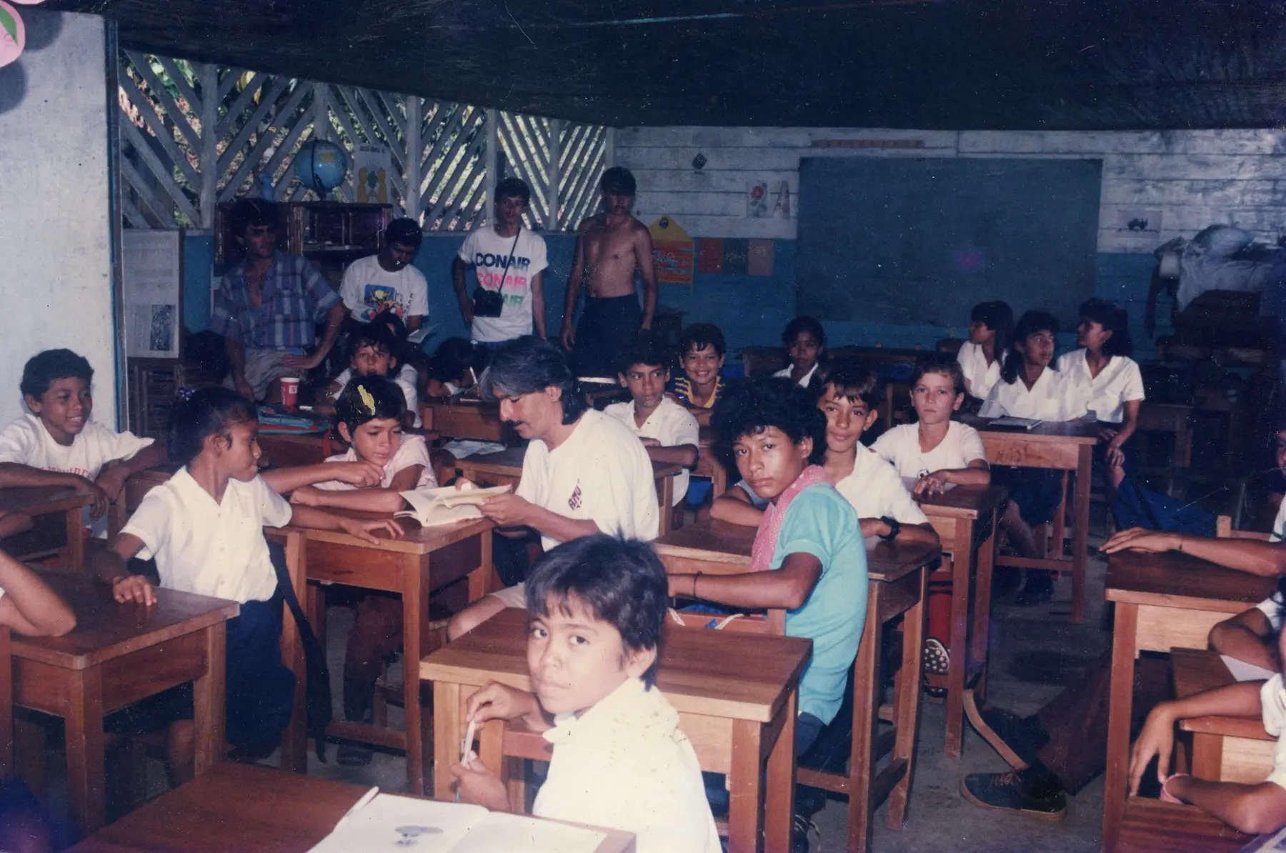Actividad de Amubis con estudiantes en un aula de la Península de Osa