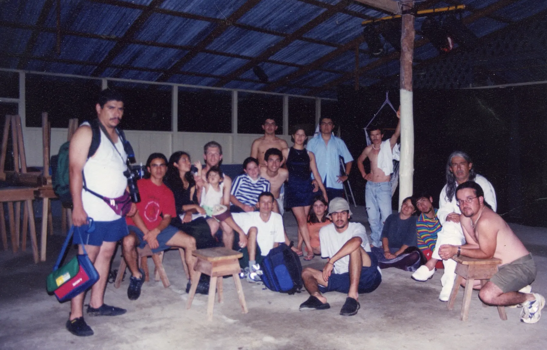 Grupo de Amubis reunido después de una actividad cultural en Drake