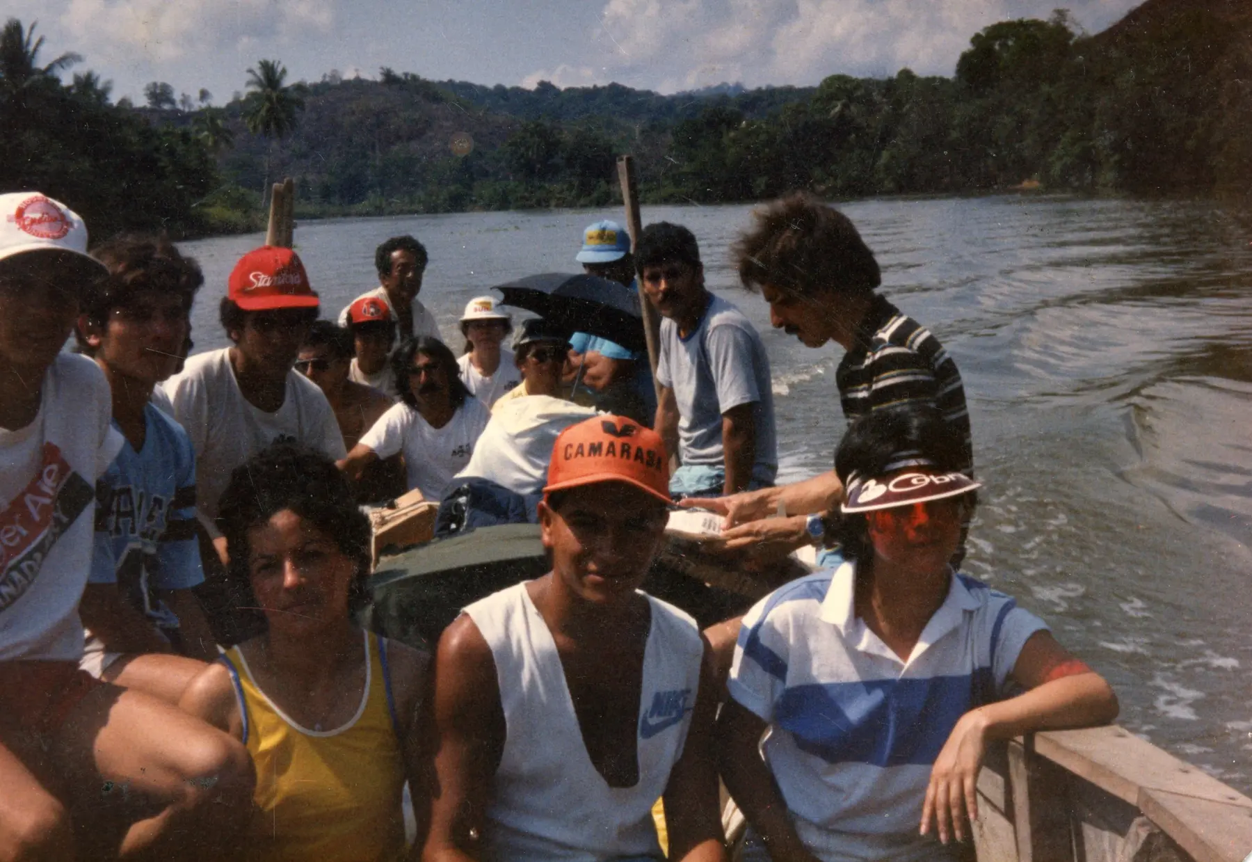 Integrantes de Amubis viajando en bote hacia Drake